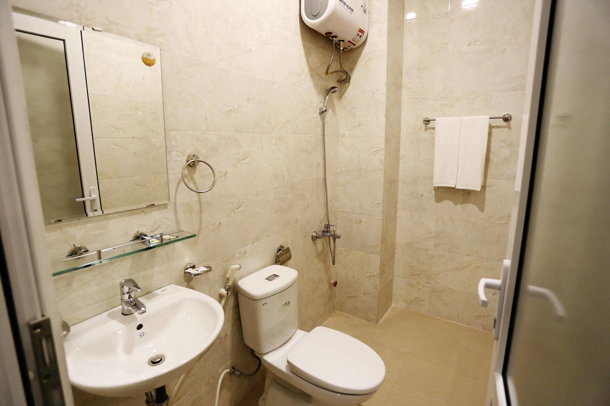 Moon & Sun Hotel Hue Bagian luar foto
